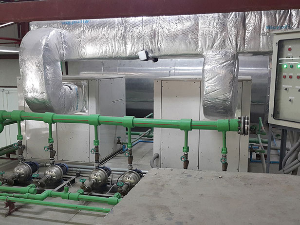 ติดตั้ง Heat pump ในห้องเครื่อง โรงแรม Courtyard By Marriott Bangkok Sukhumvit 20 โดยต่อท่อลมเย็นไปใช้เป่าทางเดิน