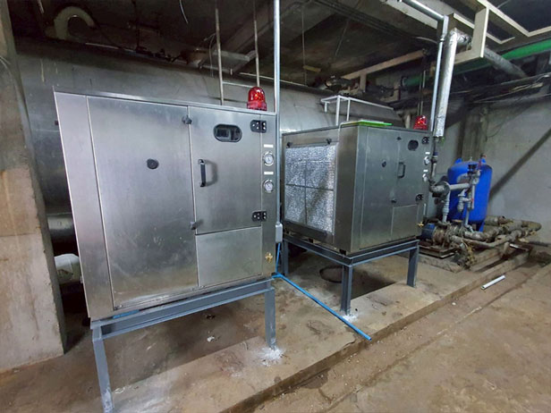 ติดตั้งฮีตปั๊มในห้องเครื่องของโรงแรม Rembrandt Hotel Bangkok และต่อท่อลมเย็นไปทิ้ง