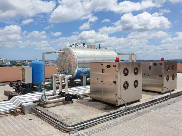 ติดตั้ง Heat pump ประหยัดพลังงานและถังเก็บน้ำร้อนบนชั้นดาดฟ้า โรงพยาบาล สุราษฎร์ธานี